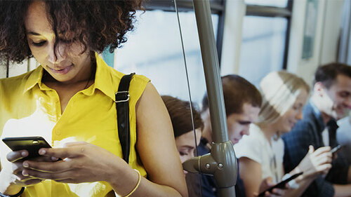 Menschen-Smartphones-194932488-AS-Rawpixel-com