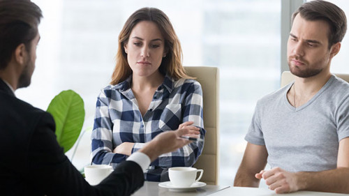 Berater-Paar-Zweifel-223964875-AS--fizkes