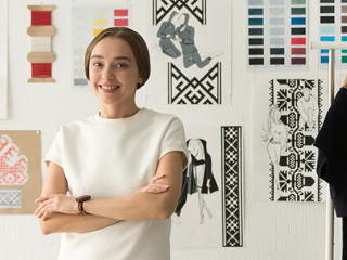 Schneiderin-189523460-AS-fizkes