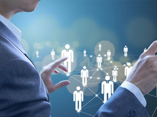 Anzugtraeger-Maennchen-254690414-AS-ktasimar