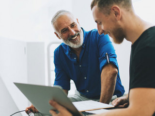 Chef-Mitarbeiter-Laptop-213678857-AS-JKstock