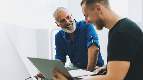 Chef-Mitarbeiter-Laptop-213678857-AS-JKstock