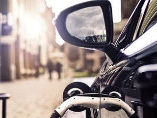 E-Auto-laden-225779830-AS-nrqemi