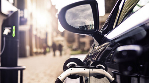 E-Auto-laden-225779830-AS-nrqemi