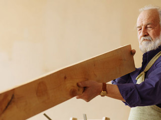 Handwerker-Senior-204743281-AS-alfa27