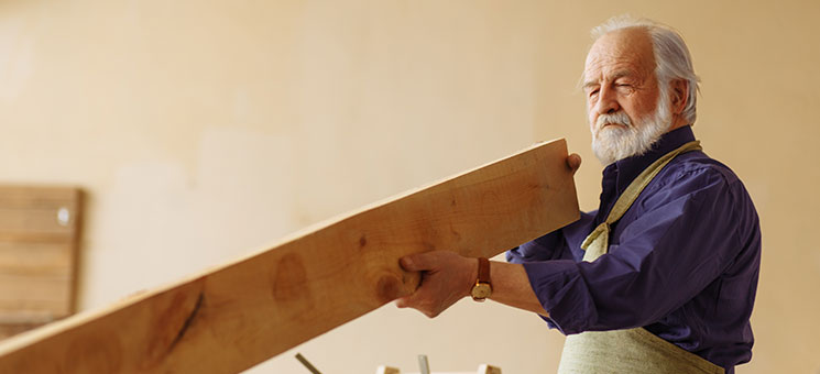 Handwerker-Senior-204743281-AS-alfa27