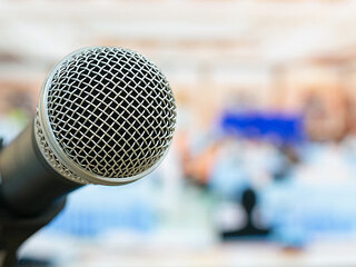 Mikrofon-Saal-231272309-AS-smolaw11