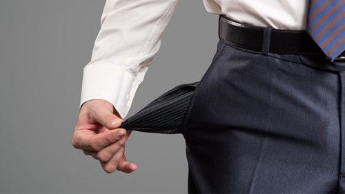 Anzugtraeger-leere-Taschen-158588572-AS--yuriyzhuravov