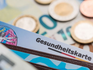 Gesundheitskarte-Geld-Portemonnaie-176490623-AS-Lothar-Drechsel
