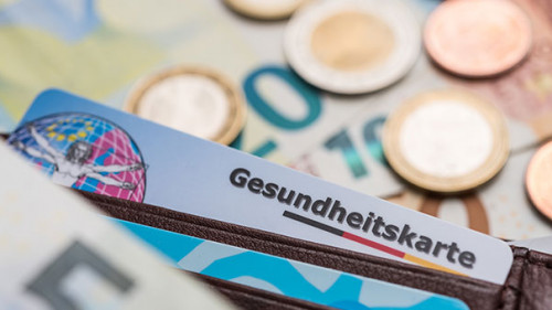 Gesundheitskarte-Geld-Portemonnaie-176490623-AS-Lothar-Drechsel