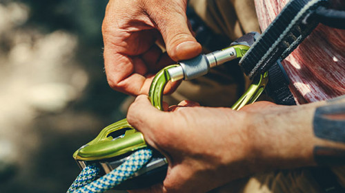 Haende-Karabiner-167363763-AS-tinyakov