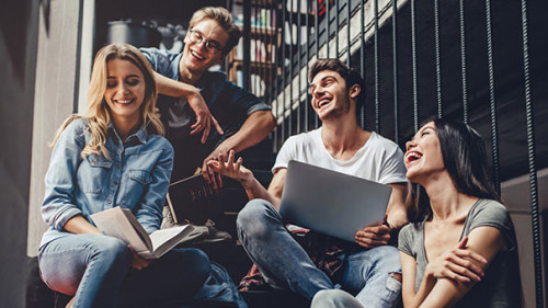 Studenten-lachen-177754150-AS-Vasyl