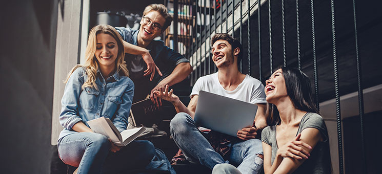 Studenten-lachen-177754150-AS-Vasyl