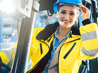 Frau-Gabelstapler-242308704-AS-Kzenon