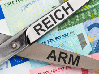 Schere-Geldscheine-arm-reich-46941604-AS-Markus-Bormann