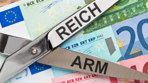 Schere-Geldscheine-arm-reich-46941604-AS-Markus-Bormann