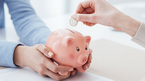 Frauen-Sparschwein-Euro-140645044-AS-StockPhotoPro
