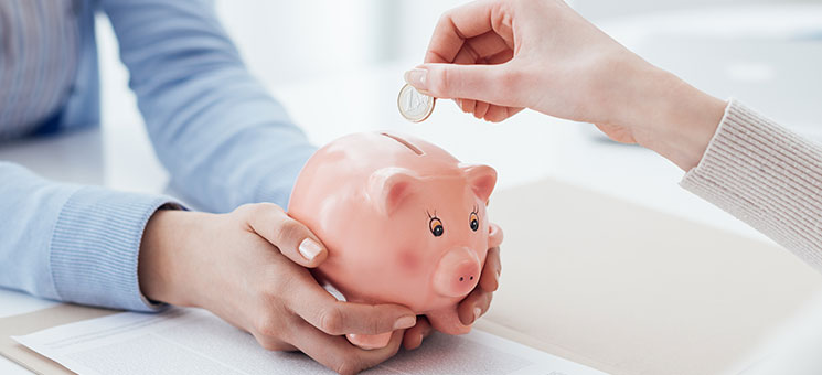 Frauen-Sparschwein-Euro-140645044-AS-StockPhotoPro