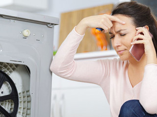 Frau-kaputte-Waschmaschine-266707260-AS-auremar
