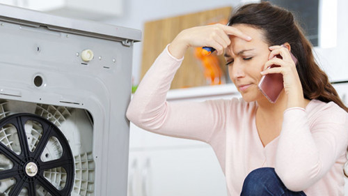 Frau-kaputte-Waschmaschine-266707260-AS-auremar