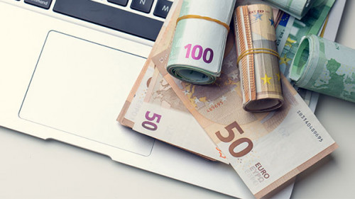 Geldscheine-auf-Laptop-262322506-AS-rzoze19