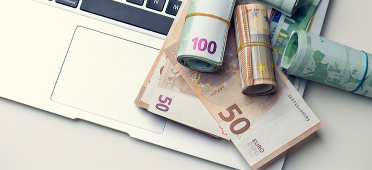 Geldscheine-auf-Laptop-262322506-AS-rzoze19