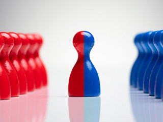 Spielfiguren-blau-rot-263367808-AS-Andrey-Popov