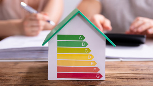 Frau-Mann-Haus-Energieeffizienz-275586307-AS-Andrey-Popov