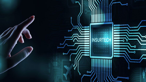 Hand-Insurtech-Leiterbahnen-274707082-AS-WrightStudio