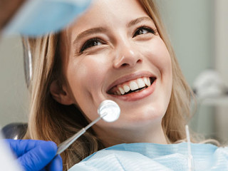 Frau-bei-Zahnarzt-264395936-AS-Drobot-Dean