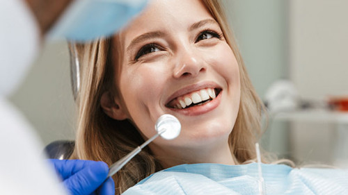 Frau-bei-Zahnarzt-264395936-AS-Drobot-Dean