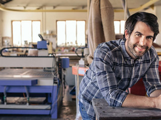 Handwerker-in-Werkstatt-245917326-AS-mavoimages