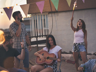 Gruppe-Party-Feuerwerk-198607416-AS-Impact-Photography