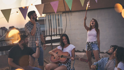 Gruppe-Party-Feuerwerk-198607416-AS-Impact-Photography