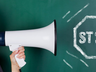 Frau-Megafon-Stopp-Ohr-33089868-AS-contrastwerkstatt