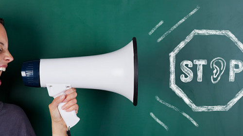 Frau-Megafon-Stopp-Ohr-33089868-AS-contrastwerkstatt