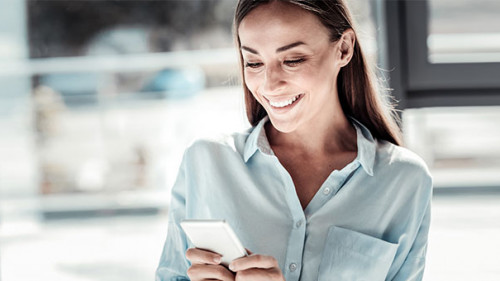 Frau-Smartphone-laecheln-194435027-AS-zinkevych
