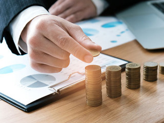 Anzugtraeger-Laptop-Muenzstapel-230081758-AS-Charlies