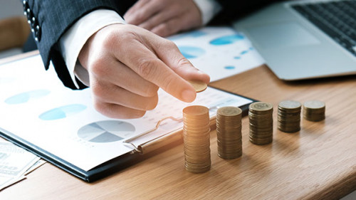 Anzugtraeger-Laptop-Muenzstapel-230081758-AS-Charlies