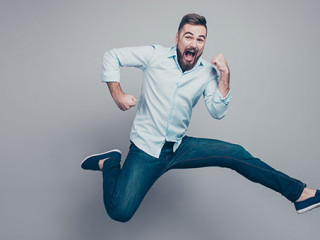 Mann-springt-230829839-AS-deagreez