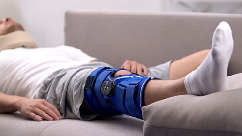 Mann-verletzt-auf-Sofa-280543823-AS-motortion