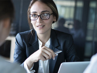 Anzugtraegerin-Paar-276831758-AS-sebra