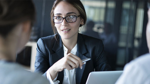 Anzugtraegerin-Paar-276831758-AS-sebra