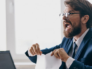 Anzugtraeger-zerreißt-Papier-243994186-AS- SHOTPRIME STUDIO