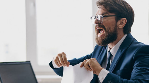 Anzugtraeger-zerreißt-Papier-243994186-AS- SHOTPRIME STUDIO