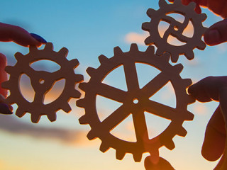 Haende-Zahnraeder-276706154-AS-gerasimov174