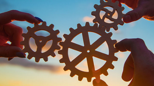 Haende-Zahnraeder-276706154-AS-gerasimov174