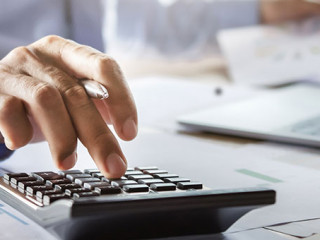 Anzugtraeger-Taschenrechner-Papier-217153491-AS-lovelyday12