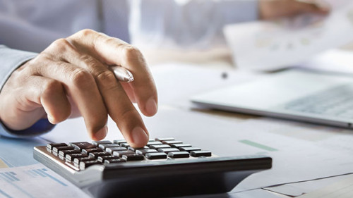 Anzugtraeger-Taschenrechner-Papier-217153491-AS-lovelyday12