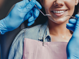 Zahnarzt-Frau-246187812-AS-Vasyl